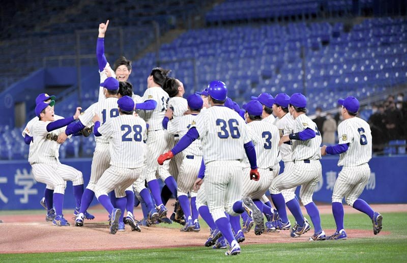 慶大を９―８で破り、千葉県勢初優勝を達成し喜ぶ中央学院大ナイン＝２５日、東京都新宿区の神宮球場