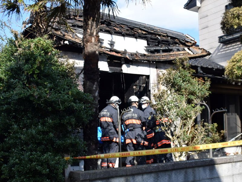 ２人が死亡した住宅火災の現場付近＝１７日、旭市三川
