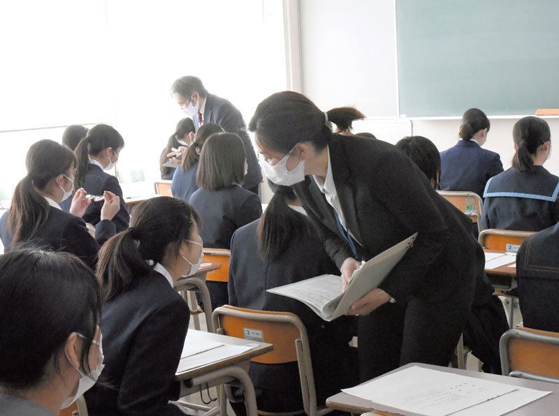 試験会場で受験票の確認を受ける受験生たち＝１月２４日、千葉市稲毛区の県立千葉女子高校