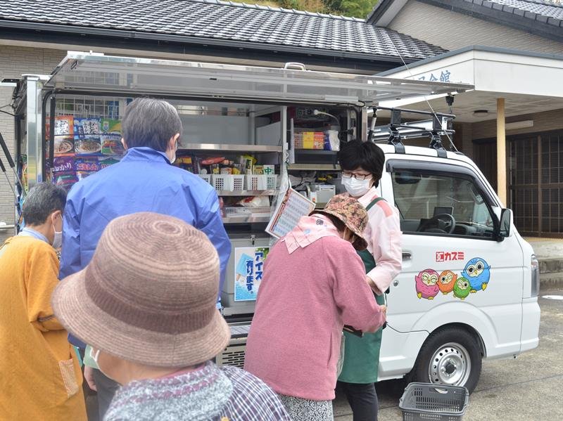 高齢者の買い物支援と見守り活動を担う「カスミ」の移動スーパー＝横芝光町
