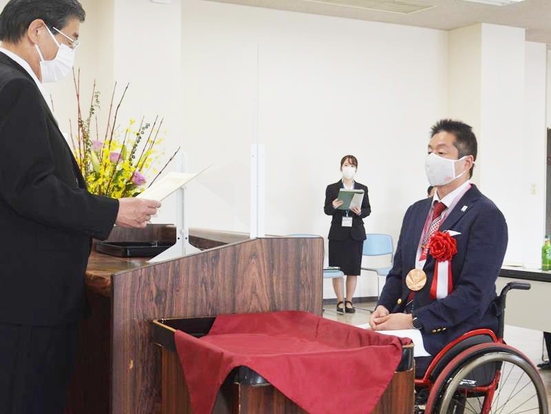 市功労表彰を受けた東京パラ銅メダリストの村山選手（右）＝四街道市役所