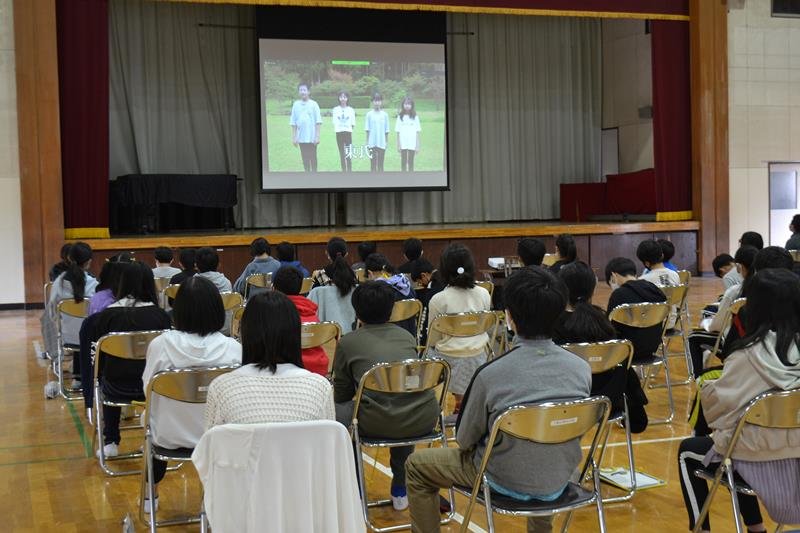 「千葉氏子どもサミット」に参加し、他校の発表を聞く子どもたち＝１日、千葉市中央区の市立院内小学校
