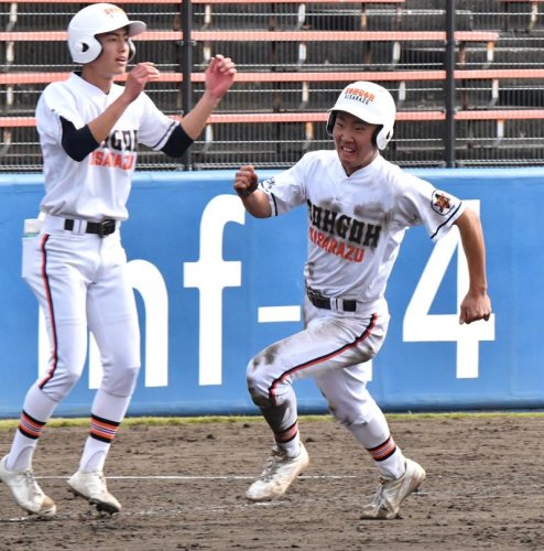 東海大相模戦で２安打の木更津総合・菊地（右）＝２日、ノーブルホーム水戸

