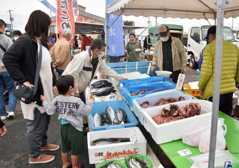 多くの水産物がならんだ港の朝市＝７日、いすみ市