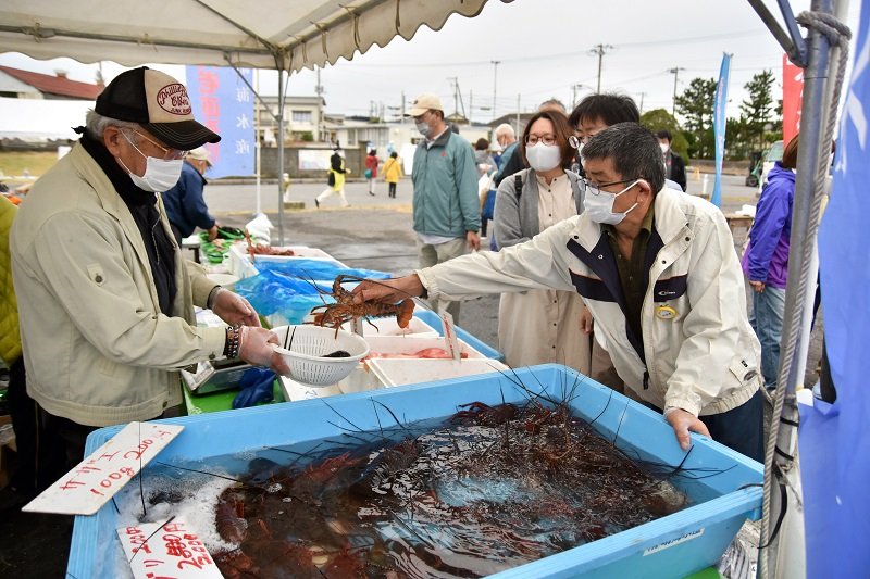 ７カ月ぶり「港の朝市」　２５００人来場、にぎわい戻る　いすみ