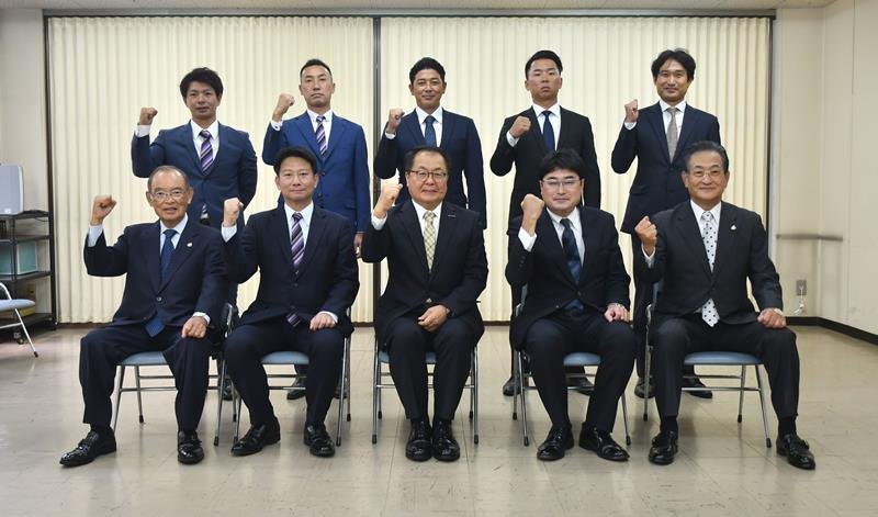 千葉日報社を訪れた千葉県野球連盟の川嶋弘会長（下段左端）、日本製鉄かずさマジックの渡辺俊介監督（上段左から２人目）、ＪＦＥ東日本の落合成紀監督（上段中央）ら。下段中央は千葉日報社の大澤克之助社長＝千葉市中央区
