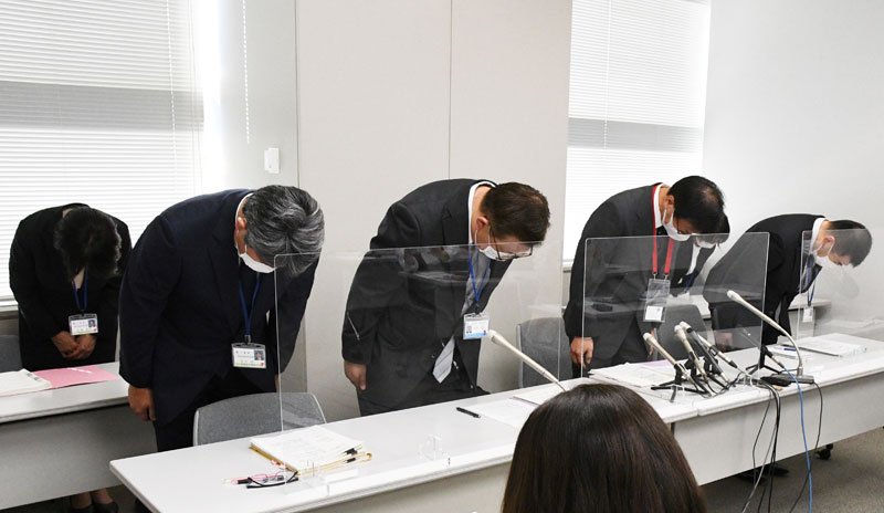鎮痛薬の過剰投与を公表し、謝罪する佐原病院の露口利夫病院長（手前右から２人目）ら＝１０日午後２時、県庁
