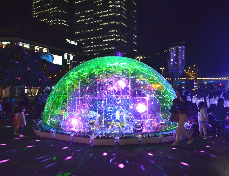 ＪＲ海浜幕張駅前に登場した「レインボードーム」＝１２日、千葉市美浜区
