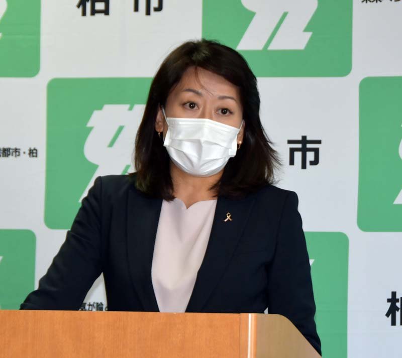 新型コロナウイルスワクチン３回目接種の体制を説明する太田市長＝柏市