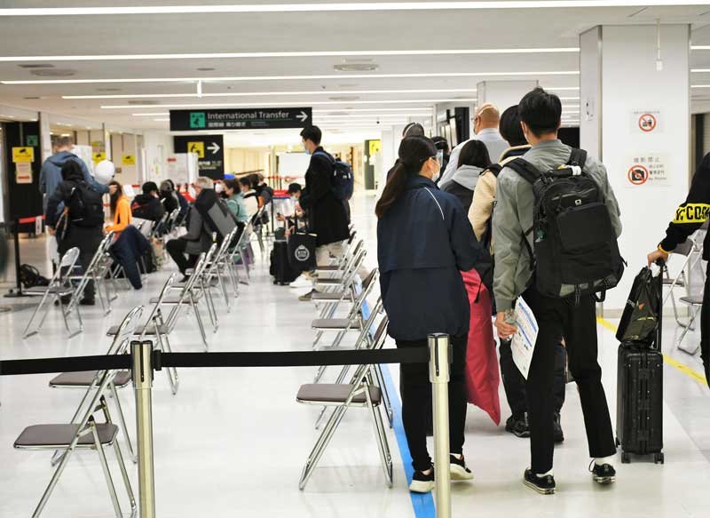 外国人の入国禁止が適用される日本時間３０日午前０時を過ぎてフィンランド・ヘルシンキを出発した便で到着した日本人や再入国者などの旅客ら＝成田空港