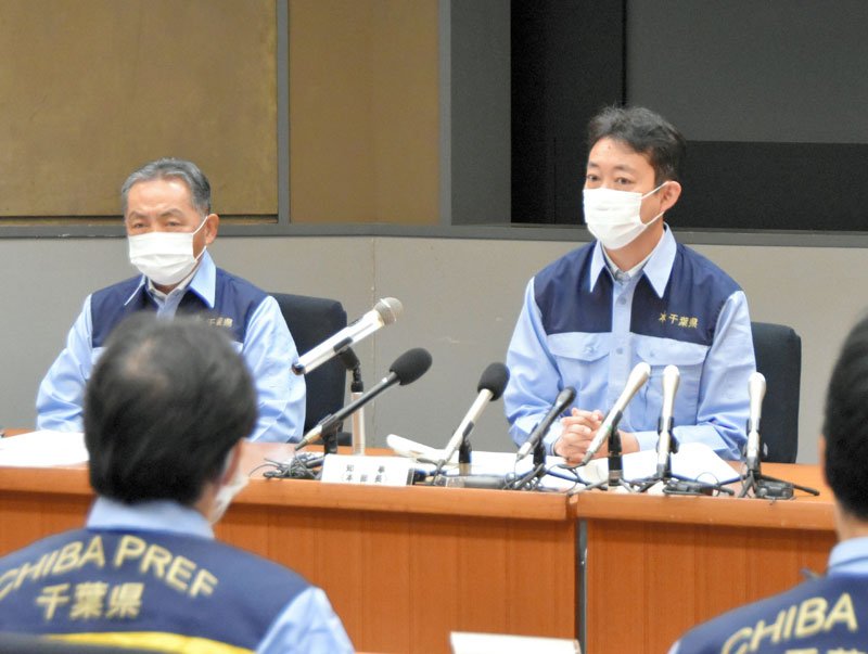 鳥インフル発生を受けた県対策本部会議で、今後の対応を指示する熊谷知事（右）＝５日、千葉県庁