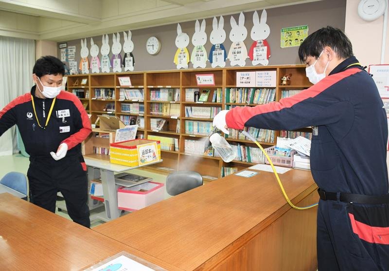 栄町立布鎌小で抗菌加工の作業をするスタッフ
