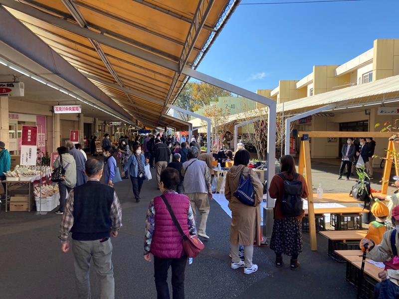 花見川団地の商店街で１０月３０日に行われたイベントの様子。無印良品のポップアップストアやワークショップなどでにぎわった（ＵＲ都市機構提供）
