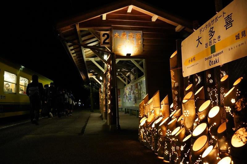竹灯籠を点灯させたいすみ鉄道大多喜駅＝大多喜町