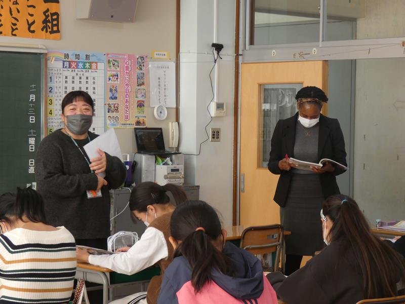 オンライン中継した授業参観（中央上のカメラで撮影）＝睦沢小
