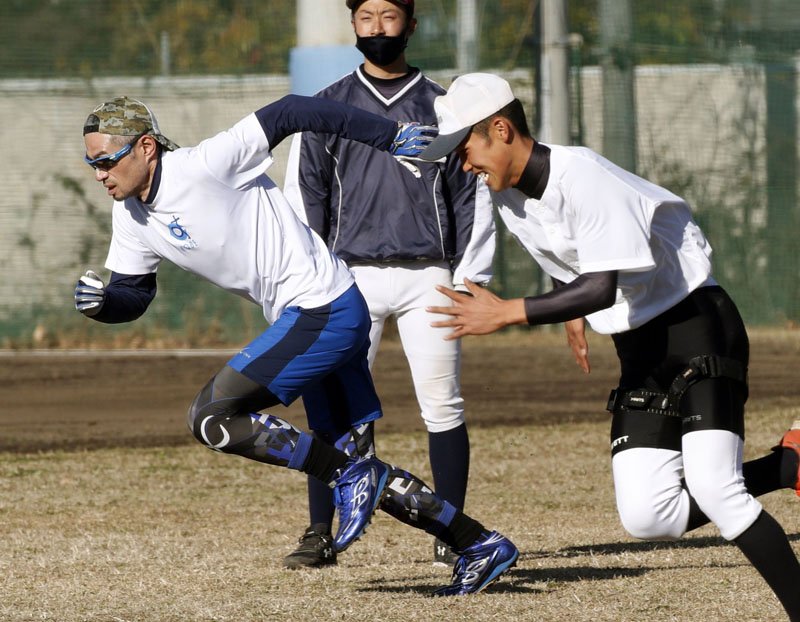 千葉明徳高を訪れ、選手とダッシュするイチローさん（左）＝３日午後、千葉市（共同）
