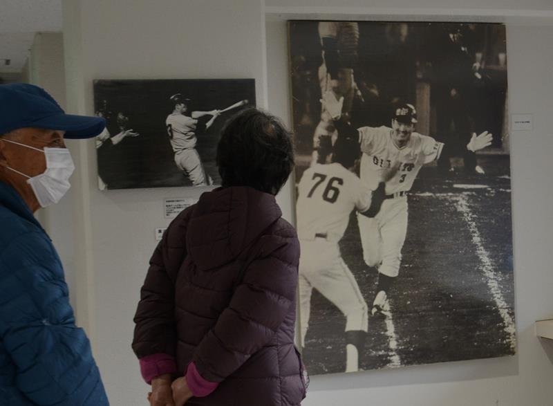 長嶋氏の文化勲章受章を記念した写真展。貴重な写真の数々が展示され、多くの市民らが訪れている＝７日、佐倉市
