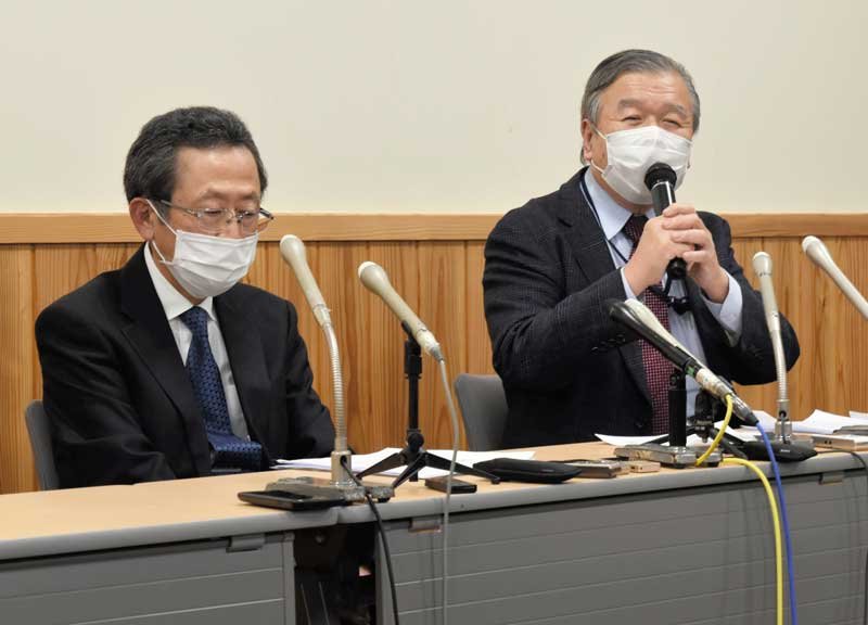 記者会見で経緯を説明する平井医師（右）と伴病院長＝７日午後５時５５分ごろ、いすみ市のいすみ医療センター