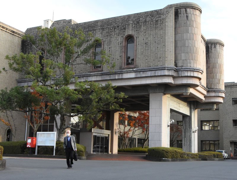 所一重町長が辞職を表明した町役場＝１０日午後、多古町
