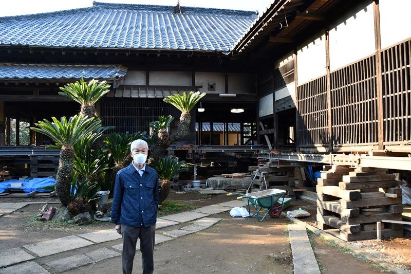 保存修理が進む主屋。「先祖が残した屋敷を手入れして残したい」と話す染谷文彦さん＝柏市
