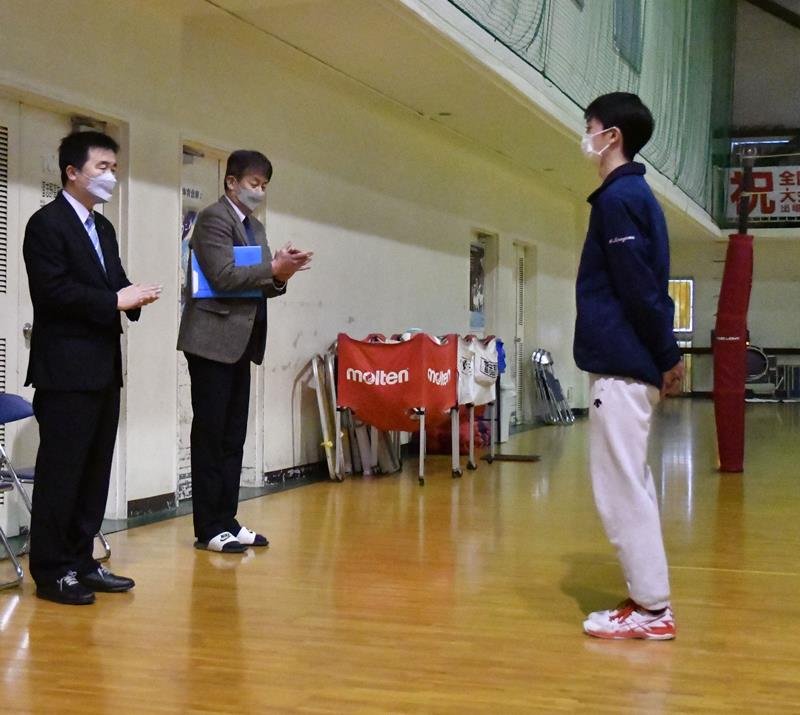 宮本市長（左）に意気込みを語る習志野高の平山大陸主将（右）＝習志野市

