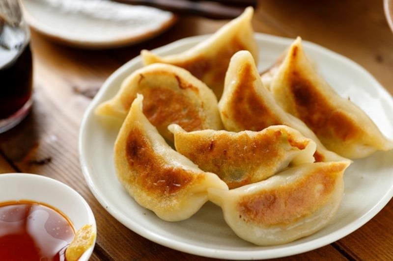 こだわりが詰まった焼きギョーザ（奥丹提供）
