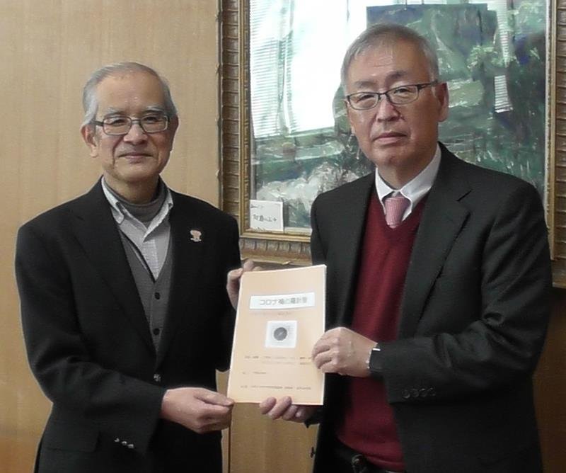 冊子を企画・編集した千葉県立保健医療大学・龍野一郎学長（右）と篠宮理事長
