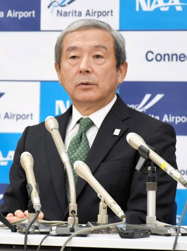 記者会見する田村社長＝２３日、成田市のＮＡＡ本社
