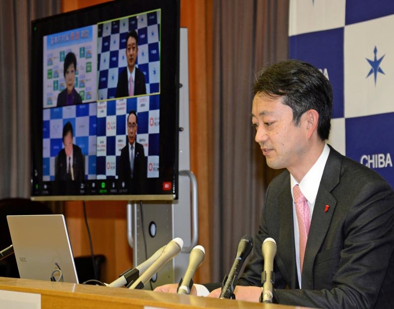 首都圏４都県知事のテレビ会議で、県内で初めてオミクロン株の感染が確認されたと明らかにした熊谷知事＝２３日、千葉県庁