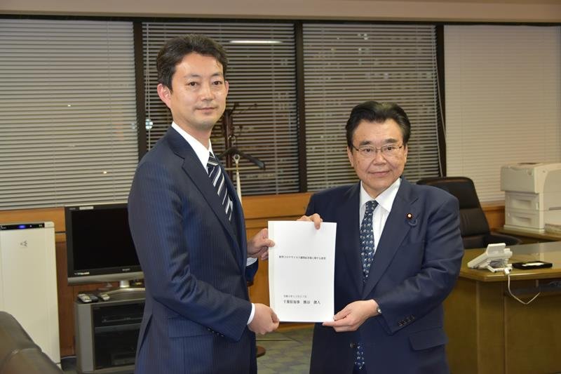 後藤厚労相（右）に要望書を手渡す熊谷知事＝２７日、東京・永田町の中央合同庁舎
