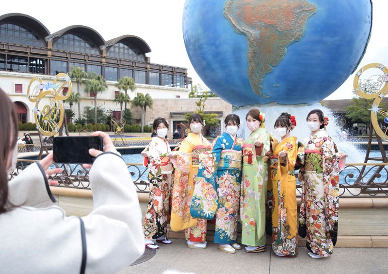 晴れ着姿で記念撮影をする新成人＝浦安市の東京ディズニーシー