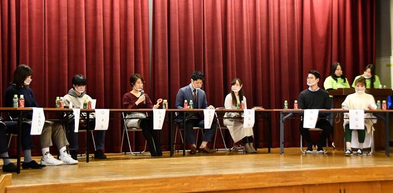 両親の離婚を経験した１０～３０代の８人が自身の経験などを語り合ったイベント＝松戸市