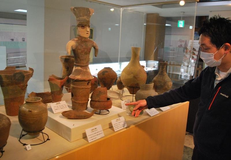 展示品を解説する千葉市埋蔵文化財調査センターの小林嵩学芸員＝千葉市中央区
