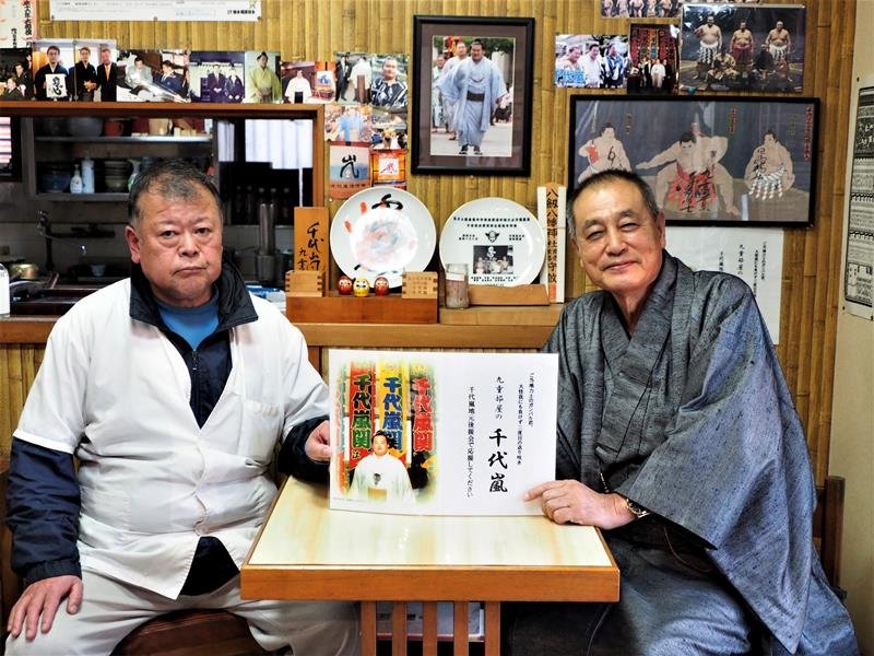 千代嵐の活躍を期待する父の渡辺さん（左）と地元後援会の発起人世話人として会員を募る河辺さん＝木更津市
