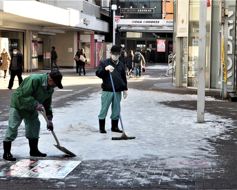 大雪から一夜　転倒やスリップ事故相次ぐ　１人重傷、２４３人軽傷　鉄道網も乱れ　千葉市で積雪７センチ