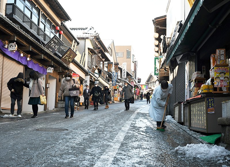 大雪から一夜　転倒やスリップ事故相次ぐ　１人重傷、２４３人軽傷　鉄道網も乱れ　千葉市で積雪７センチ