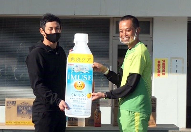 塩家代表理事長にキリンビバレッジ商品を贈る荻野選手（左）＝佐倉市