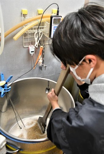 自分たちで決めたレシピに基づき、ビールの仕込みを始めた千葉大生＝２５日、習志野市