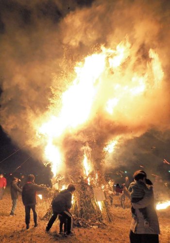 勢いよく燃え上がるどんど焼き＝５日夜、君津市