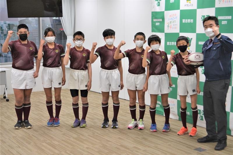 全国大会への出場権獲得を宮本市長（右）に報告した京葉ラグビーフットボールクラブのメンバー＝習志野市役所