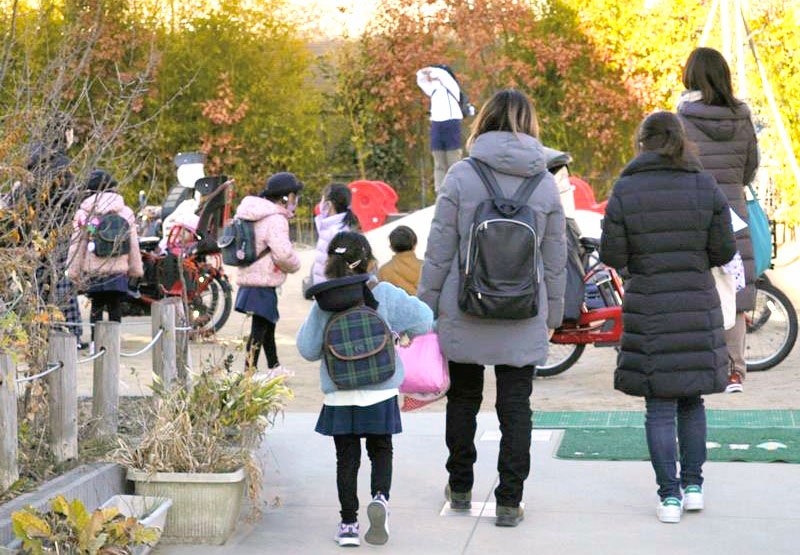 保護者と一緒に帰宅する幼稚園児ら。子どもへのワクチン接種を巡り保護者からはさまざまな意見が聞かれた＝１月３１日午後、船橋市
