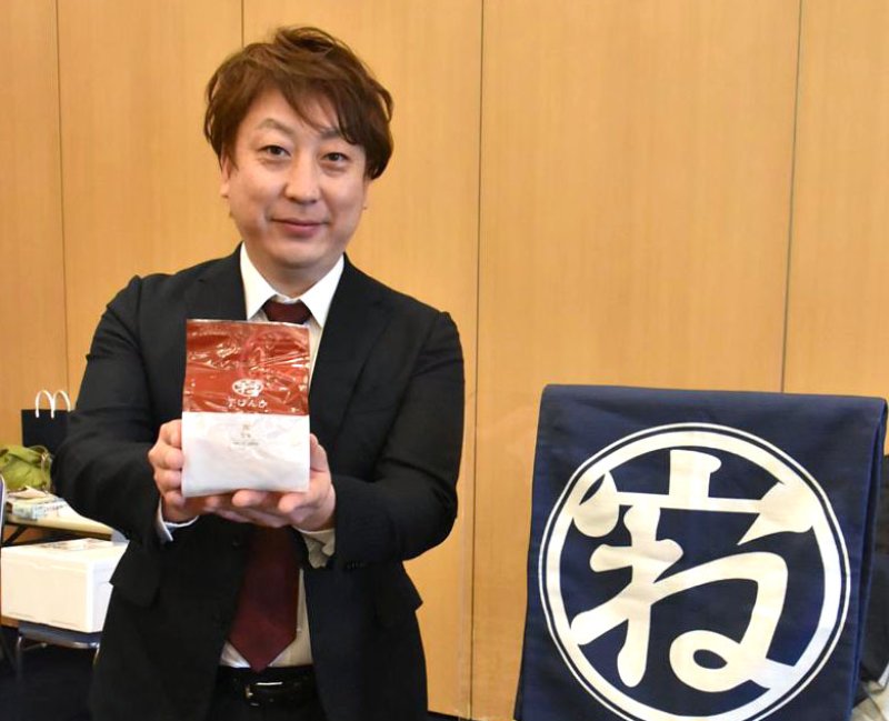 金賞に輝いた「寝た芋けんぴ」を手に「芋本来の甘みが楽しめます」とＰＲする篠塚社長＝千葉市中央区
