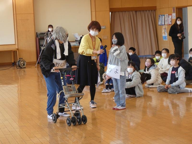 実演で帰る家が分からなくなった祖父に声を掛ける児童＝長生村立八積小
