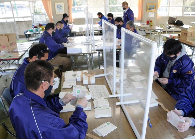 児童生徒に配布するはがきを整理する青少年相談員＝市原市青少年会館