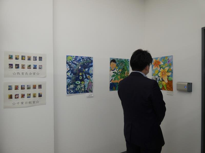 各学年の最優秀作品を展示しているろうきん児童絵画展＝中央労働金庫茂原支店
