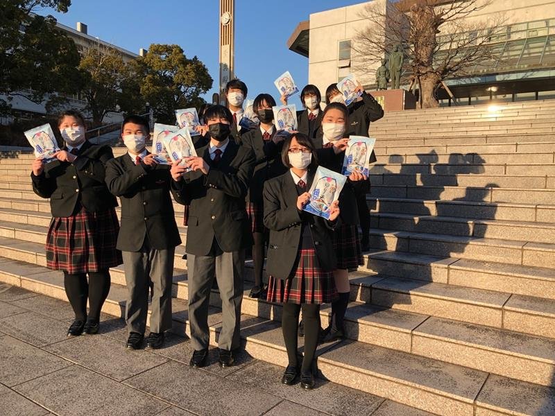 「一途なのり天」の商品化を喜ぶ木更津総合高校美術部と書道部の生徒＝木更津市（特定非営利法人木更ＣｏＮ提供）