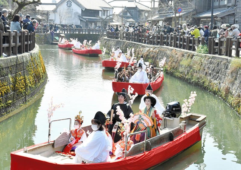 華やかなひな人形姿で小野川をパレードする一行＝５日、香取市佐原イ
