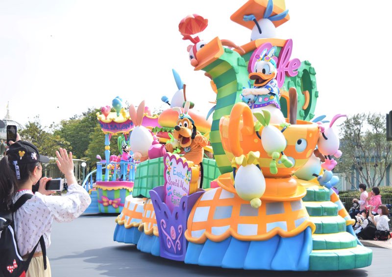 東京ディズニーランドで３年ぶりに開催された「ディズニー・イースター」のパレード「うさたま大脱走！」＝３１日、浦安市