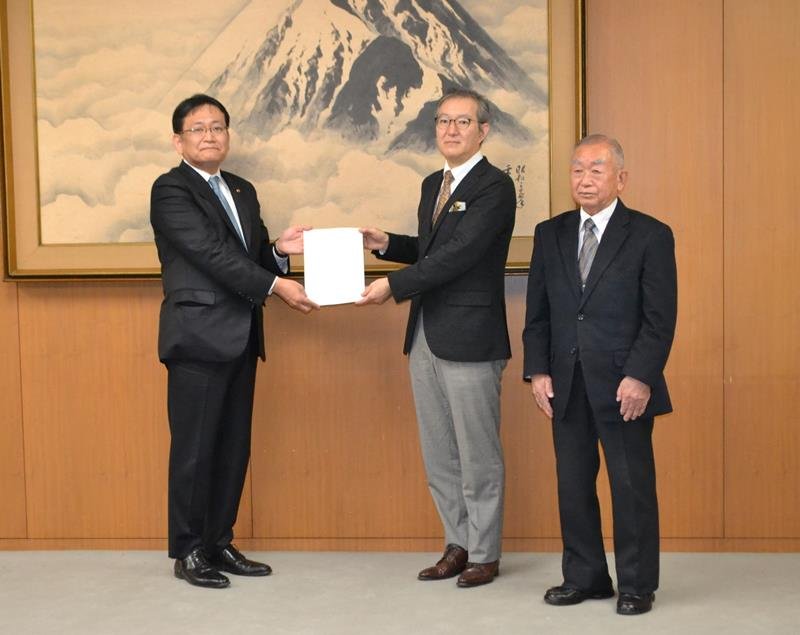 答申書を神谷市長（左）に提出する千葉市基本計画審議会の轟会長ら＝２日、市役所
