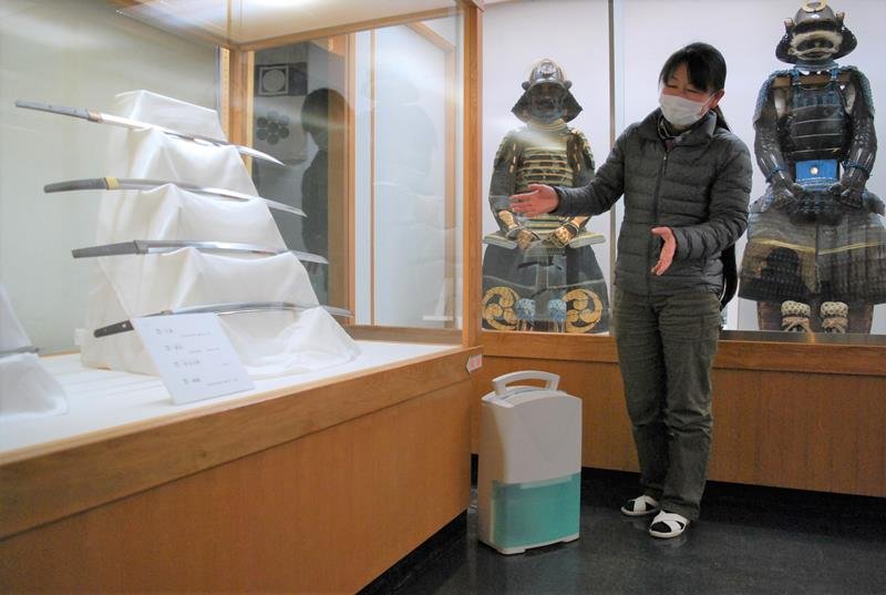 房総半島台風による停電で除湿機が使えなかった当時の状況を振り返る布施慶子さん＝２月２２日、君津市の久留里城址資料館
